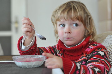 Kleinkind beim essen