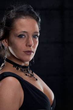 Portr&auml;t einer sch&ouml;nen Frau in einem eleganten Kleid