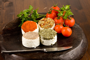 Quattro Formaggi morbidi speziati sul tagliere di legno