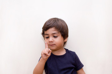 bambino che fa un gesto con il dito