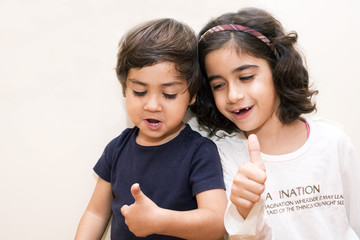 bambini che fanno il pollice su