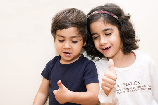 bambini che fanno il pollice su