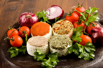 Quattro Formaggi morbidi speziati sul tagliere di legno