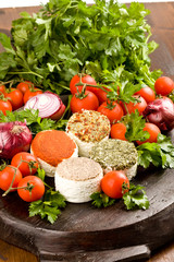 Quattro Formaggi morbidi speziati sul tagliere di legno