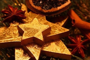 goldene sterne mit gewürzen