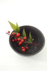 黒い器と南天の実　