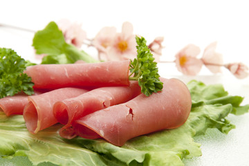 Lachsschinken auf Salatblätter