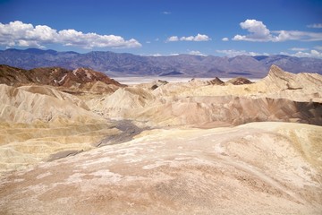 Fototapeta na wymiar Księżycowy krajobraz w Zabriskie Point, Death Valley
