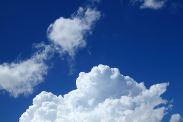 Naklejka na ściany i meble ciel bleu et nuages blancs
