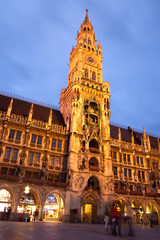 Fototapeta na wymiar The night view of town hall at the Marienplatz in Munich