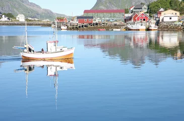 Crédence de cuisine en verre imprimé Scandinavie Bateau de pêche sur les îles Lofoten