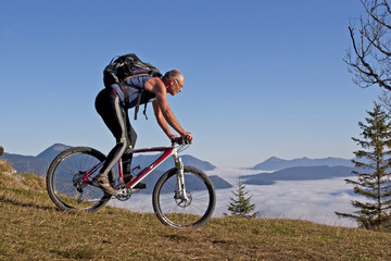 Fototapeta na wymiar Mountainbiken am Kranzberg