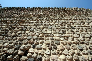 muro di pietre sotto il cielo blu