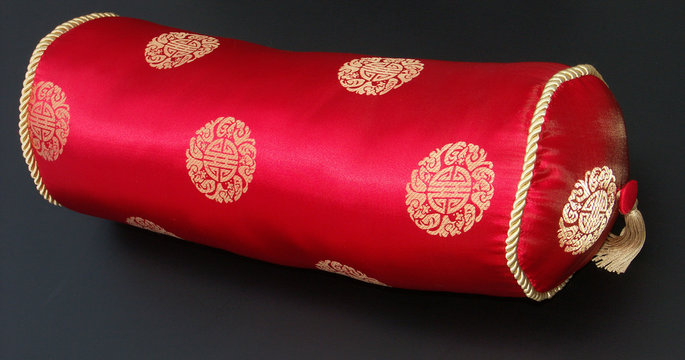 coussin chinois rouge sur fond noir