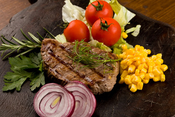 Bistecca di Manzo con verdure su tavola di legno