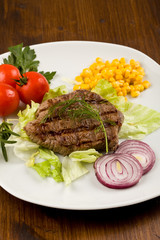 Bistecca di Manzo con verdure su tavola di legno