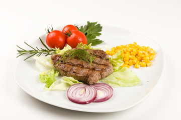 Tagliata di carne al sangue con verdure