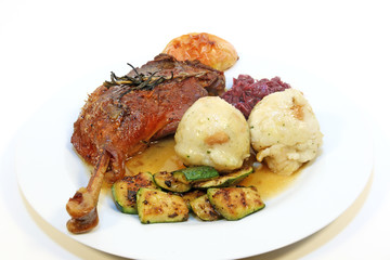 Gänsekeulen mit Rotkaut und Semmelknödel