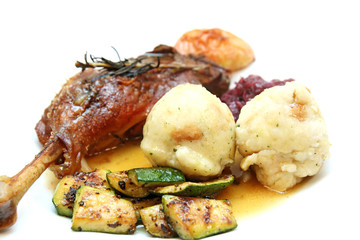 Gänsekeulen mit Rotkaut und Semmelknödel