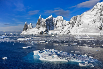 Fototapeta na wymiar Snow-capped mountains in Antarctica