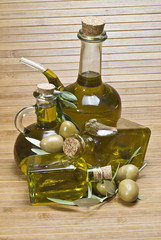 Varias aceiteras con aceite de oliva.