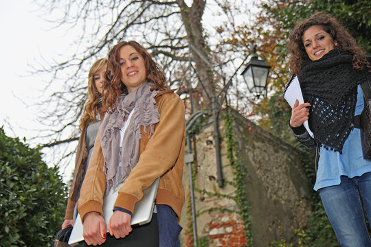 studentesse universitarie scendono dalle scale