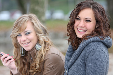 Obraz premium amiche all'ascolto di mp3