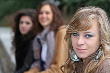 Fototapeta premium ragazza bionda con amiche