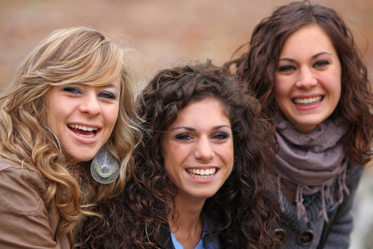 tre ragazze giovani