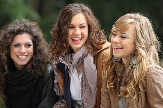 tre ragazze sorridenti