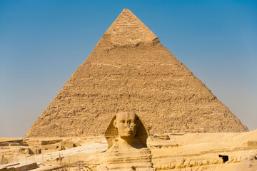 Fototapeta na wymiar Sfinks w Gizie Piramida Chefrena Center