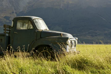 Foto op Plexiglas An old pickup truck in a grassy field © 8kersh8