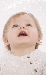 bébé de un an qui regarde en l'air - premières dents