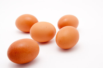 Hühnereier auf weissem Hintergrund