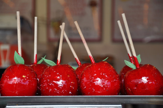 pomme d'amour dans la main Stock Photo