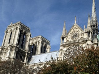 Obraz premium notre dame vor blauem himmel