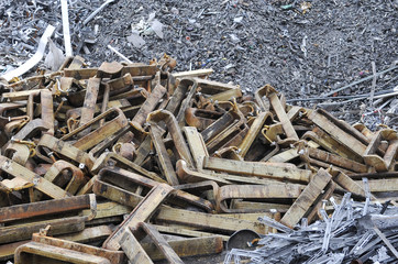 Aluminiumschrott liegt auf einem Schrotthaufen