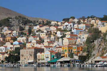 Fototapeta na wymiar Häuser am Hafen von Symi