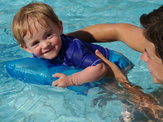 enfant à la piscine