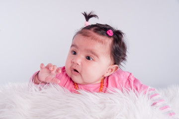 enfant de trois mois sur fond gris