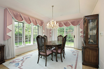 Dining room with pink draperies