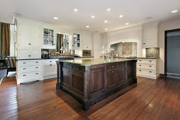 Kitchen with large island