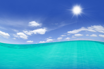 Obraz premium sea and blue sky in sunny day