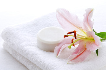 Fototapeta na wymiar Ręcznik i mydło i różowa lilia