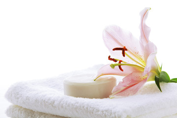 Fototapeta na wymiar Ręcznik i mydło i różowa lilia