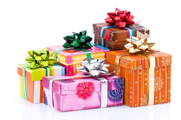 Paquets cadeaux sur fond blanc