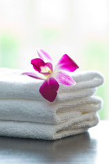 Fototapeta na wymiar Spa ręczniki i orchidea kwiecie