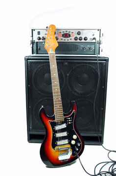 E-Gitarre vor Verst&auml;rker-Turm