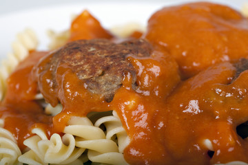 meatballs with tomato sauce and fusilli