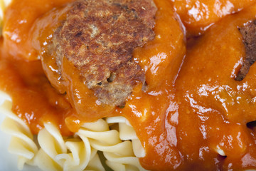meatballs with tomato sauce and fusilli